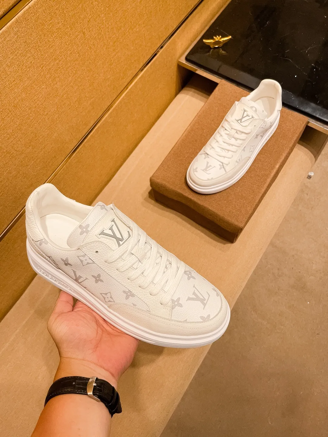 Men's shoes 💰 400💰【 LV 】🔥 Louis Vuitton, high-end men's shoes brand, official website 1:1 latest masterpiece: the upper is made of first-layer cowhide imported from Italy with a comfortable and breathable lining➕original non-slip and wear-resistant outsole🔥, making walking more convenient and comfortable! An exclusive new model, a stunning work, a beautiful 1:1 replica [color] compared to the official quality! Create a fashionable personality to set off your uniqueness! A must-have for trendy men! Classic 🔥Size: 38-44 Color: 🔥 3⃣️colors available🔥.